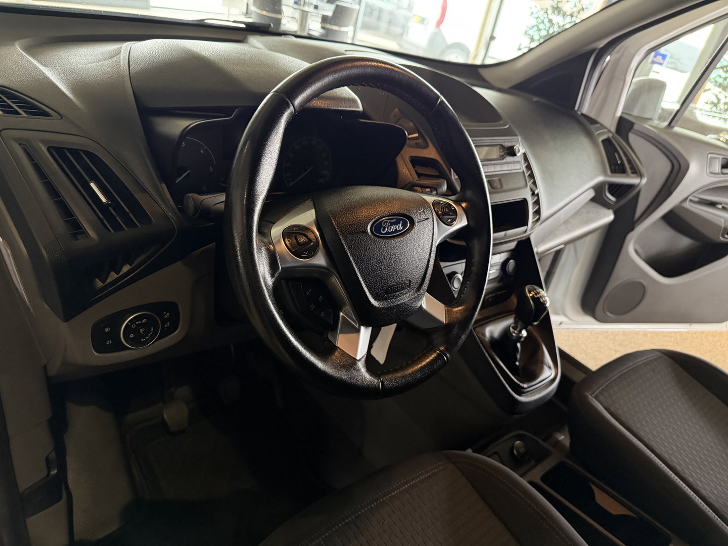 Ford Transit Connect 1.5 EcoBlue 100pk L2 Trend HP / vaste prijs rijklaar € 12.950 ex btw / lease vanaf € 218 / euro 6 / bpm vrij / airco / cruise / trekhaak / ingerichte laadruimte