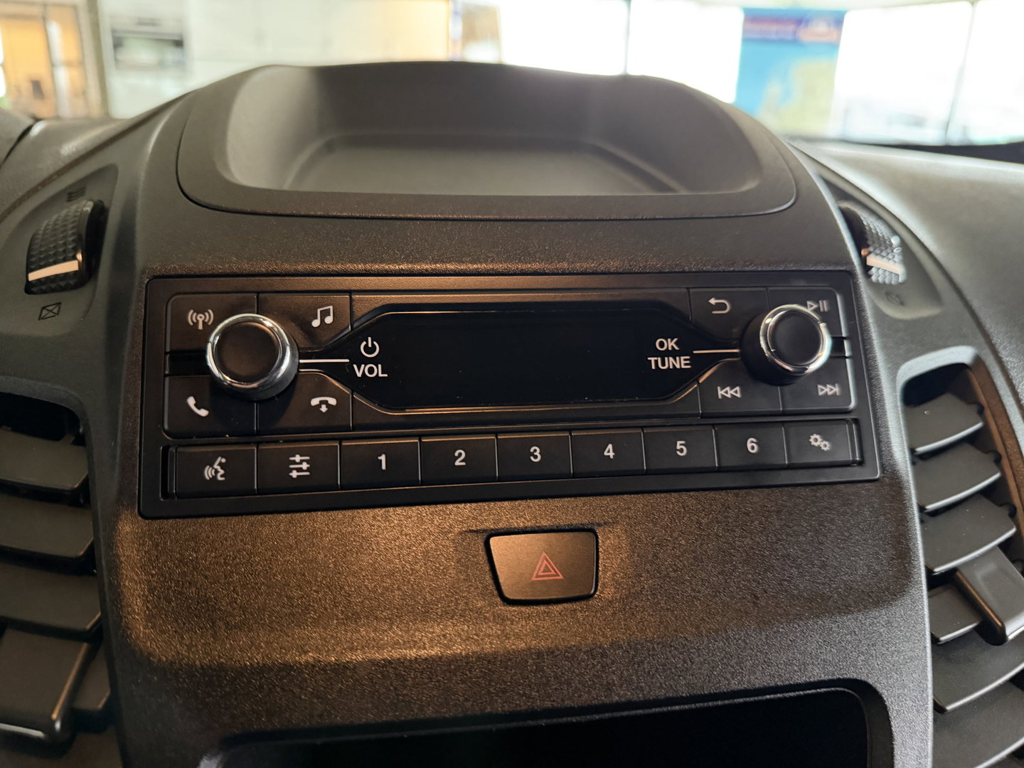 Ford Transit Connect 1.5 EcoBlue 100pk L2 Trend HP / vaste prijs rijklaar € 12.950 ex btw / lease vanaf € 218 / euro 6 / bpm vrij / airco / cruise / trekhaak / ingerichte laadruimte