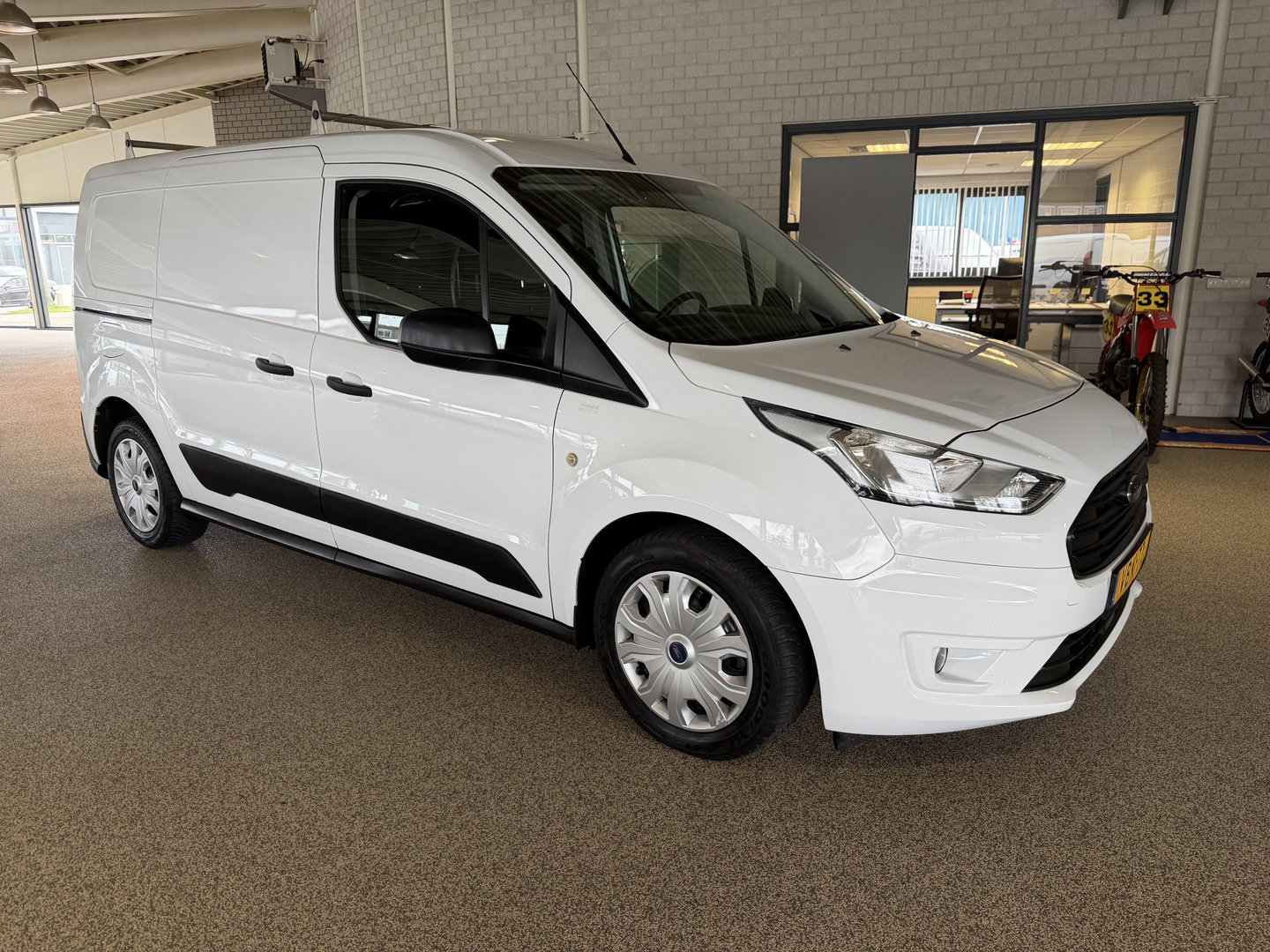 Ford Transit Connect 1.5 EcoBlue 100pk L2 Trend HP / vaste prijs rijklaar € 12.950 ex btw / lease vanaf € 218 / euro 6 / bpm vrij / airco / cruise / trekhaak / ingerichte laadruimte