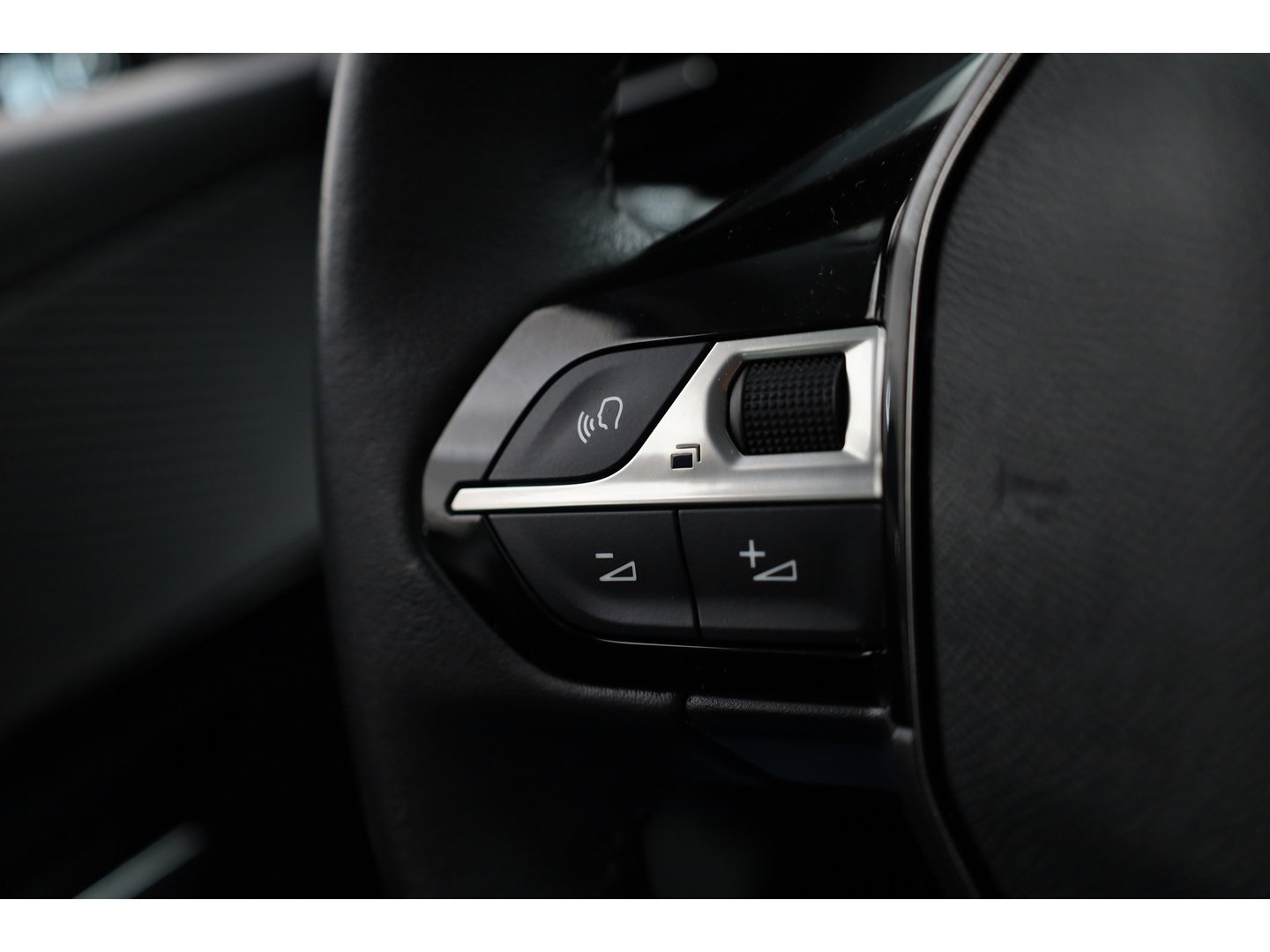 Peugeot 208 1.2 PureTech Allure Pack | Cruise Control | Apple CarPlay & Android Auto | DAB | All Season | PDC + A | Navi