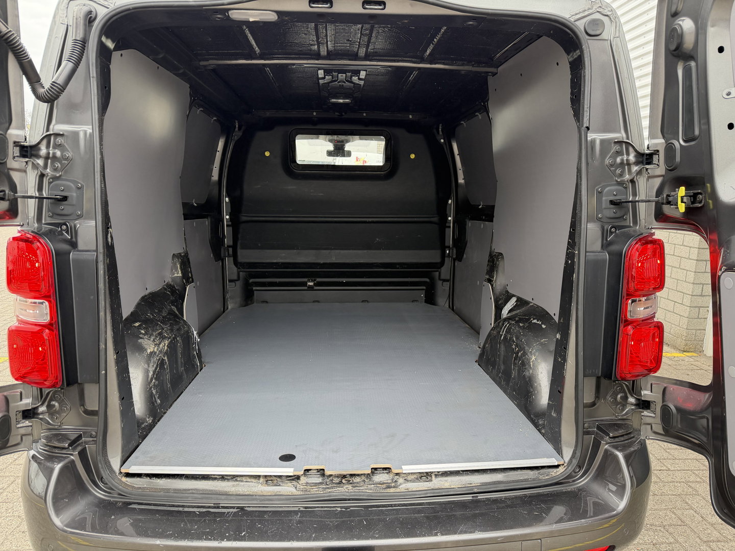 Citroën Jumpy 2.0 BlueHDI automaat 120pk M Driver L2H1 / euro 6 / bpm vrij / camera / vaste prijs rijklaar € 14.950 ex btw / airco / cruise / navi / imperial / trekhaak