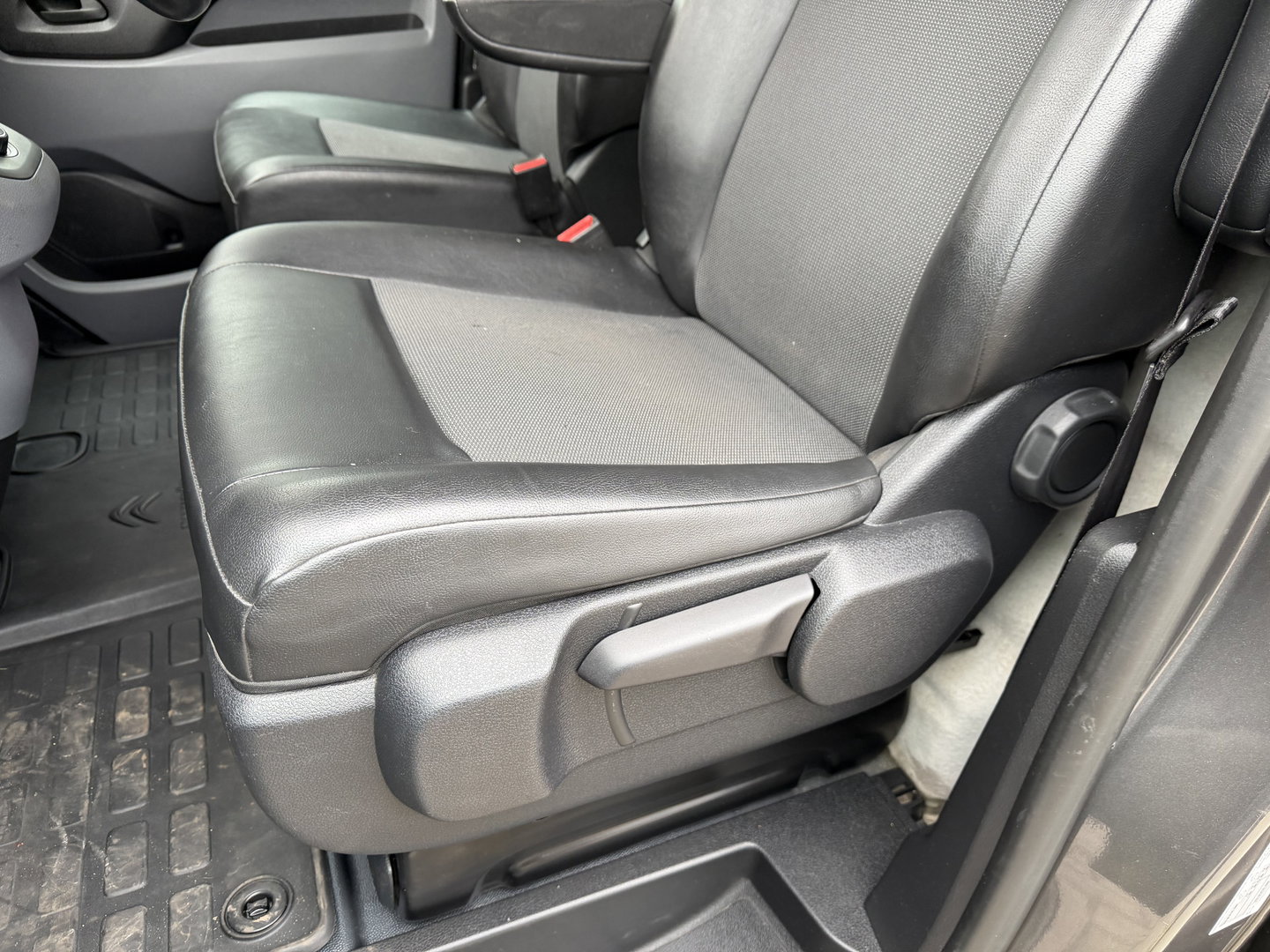 Citroën Jumpy 2.0 BlueHDI automaat 120pk M Driver L2H1 / euro 6 / bpm vrij / camera / vaste prijs rijklaar € 14.950 ex btw / airco / cruise / navi / imperial / trekhaak