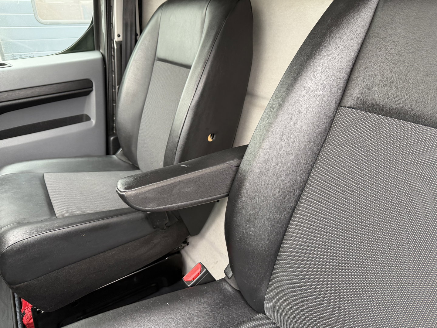 Citroën Jumpy 2.0 BlueHDI automaat 120pk M Driver L2H1 / euro 6 / bpm vrij / camera / vaste prijs rijklaar € 14.950 ex btw / airco / cruise / navi / imperial / trekhaak