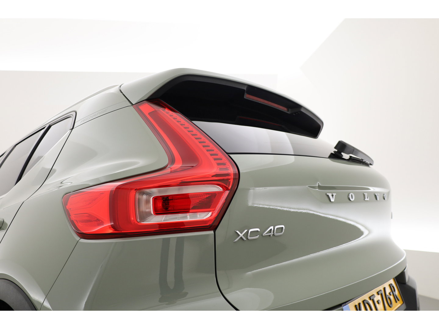 Volvo XC40 1.5 T5 Recharge Inscription | SOH 90,3% | Pilot Assist | Harman Kardon | Pano | Stoel-Stuurverw. | Dodehoek | Camera | PDC V+A