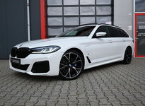 BMW 5 Serie - Touring 530e High Executive M-Sport | Pano | Laser Led | Nappa Mokka Leder | H&K | Head-Up | Softclose | Memory | Ambilight | Carplay | Stoelverwarming voor & achter | Trekhaak | Stuurwielverwarming | Camera