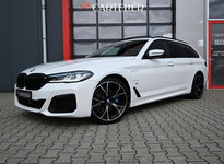 BMW 5 Serie - Touring 530e High Executive M-Sport | Pano | Laser Led | Nappa Mokka Leder | H&K | Head-Up | Softclose | Memory | Ambilight | Carplay | Stoelverwarming voor & achter | Trekhaak | Stuurwielverwarming | Camera