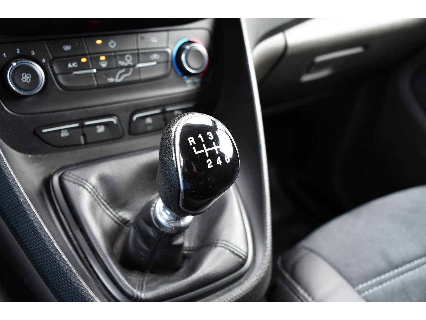 Ford Transit Connect 1.5 EcoBlue L2 Black Edition Cruise, 100pk, Trekhaak, Voorruit verwarming, Airco Sensoren, Uniek!