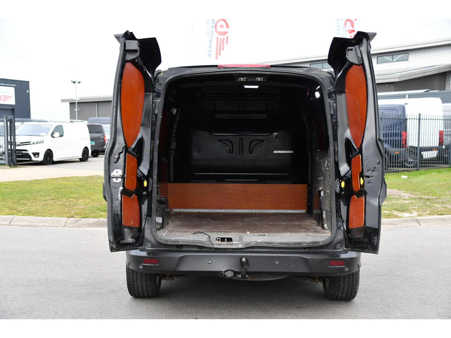 Ford Transit Connect 1.5 EcoBlue L2 Black Edition Cruise, 100pk, Trekhaak, Voorruit verwarming, Airco Sensoren, Uniek!