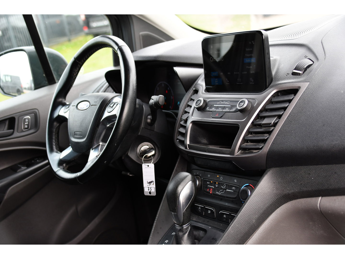 Ford Transit Connect 1.5 EcoBlue L2 Camera, Cruise, Carplay, Stoelverwarming, Automaat, 100pk, Trekhaak, Uniek!