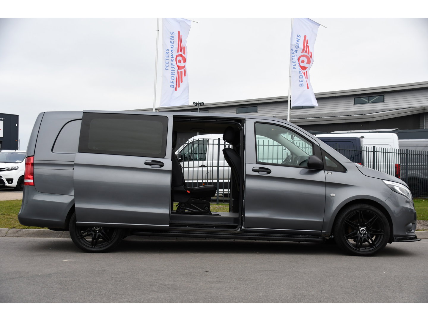 Mercedes-Benz Vito 116 CDI L3 DC PB Edition Camera, Cruise, Carplay, LED, Leder, 2 x Schuifdeur, Automaat, Stoelverwarming, 164pk, Trekhaak, Uniek!