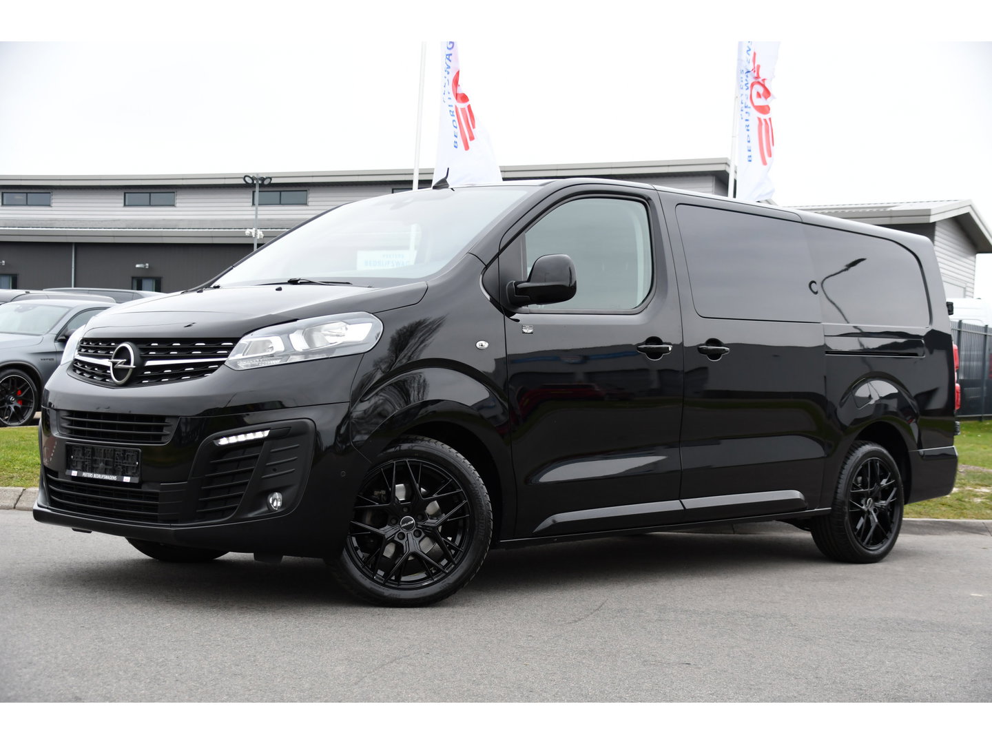 Opel Vivaro 2.0 CDTI L3H1 DC Black Edition Camera, Cruise, Carplay, Stoelverwarming, 2 x Schuifdeur, Sensoren, Clima, Trekhaak, multimedia, Uniek!