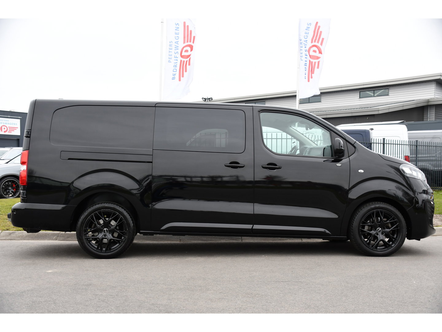 Opel Vivaro 2.0 CDTI L3H1 DC Black Edition Camera, Cruise, Carplay, Stoelverwarming, 2 x Schuifdeur, Sensoren, Clima, Trekhaak, multimedia, Uniek!