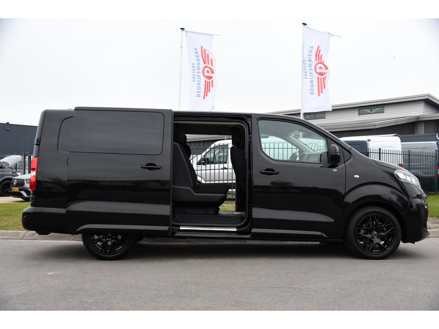 Opel Vivaro 2.0 CDTI L3H1 DC Black Edition Camera, Cruise, Carplay, Stoelverwarming, 2 x Schuifdeur, Sensoren, Clima, Trekhaak, multimedia, Uniek!
