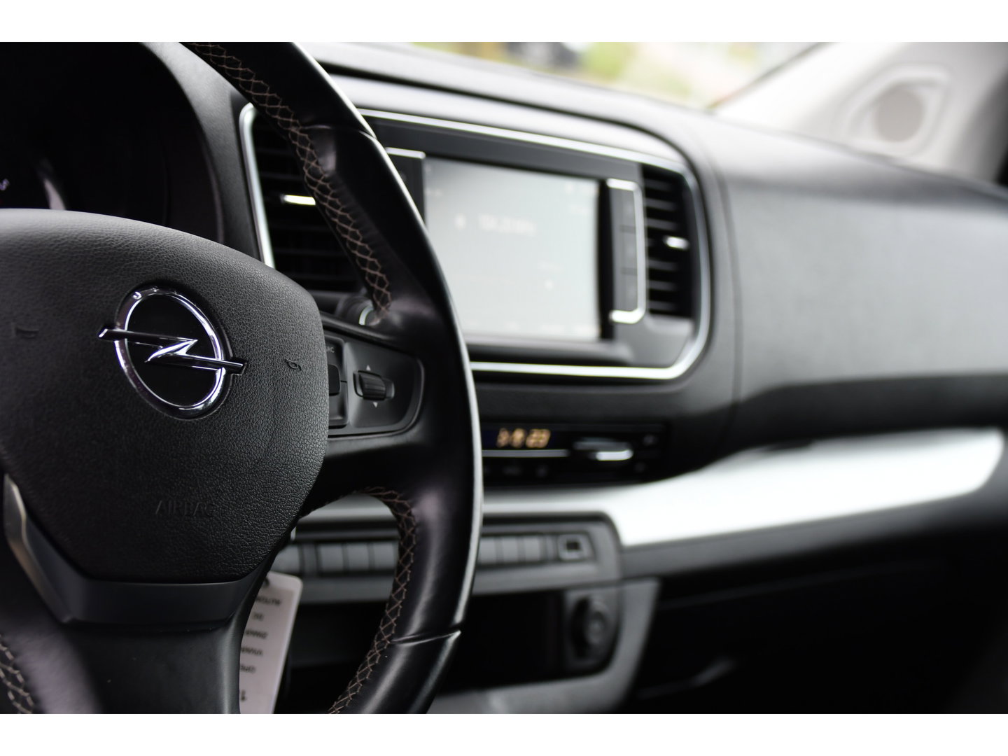 Opel Vivaro 2.0 CDTI L3H1 DC Black Edition Camera, Cruise, Carplay, Stoelverwarming, 2 x Schuifdeur, Sensoren, Clima, Trekhaak, multimedia, Uniek!