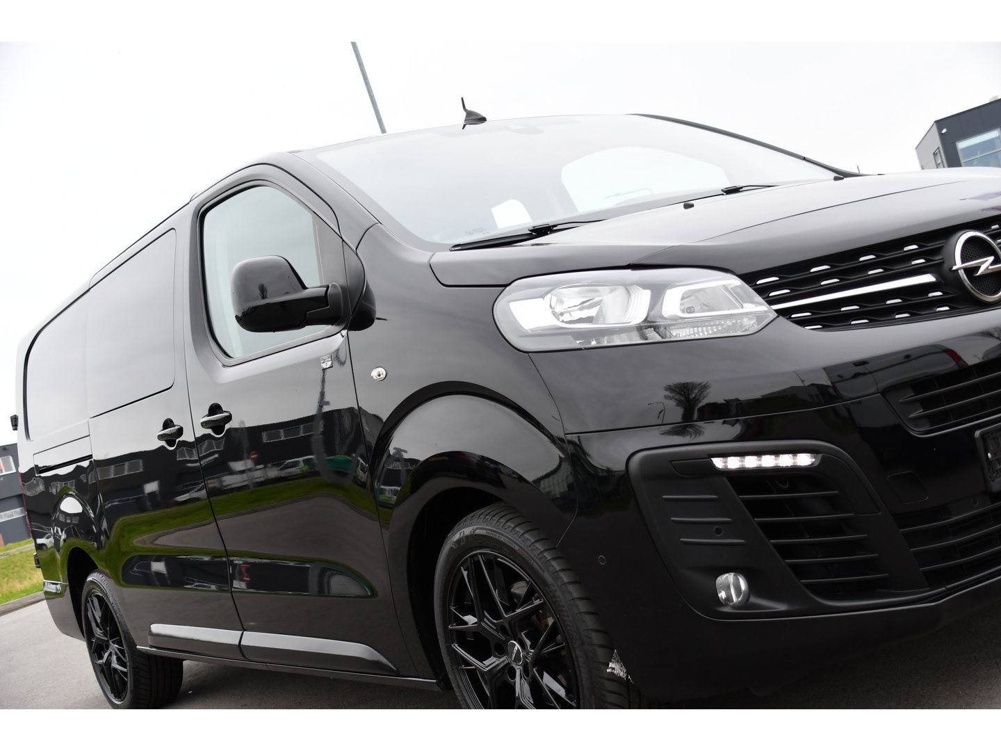 Opel Vivaro 2.0 CDTI L3H1 DC Black Edition Camera, Cruise, Carplay, Stoelverwarming, 2 x Schuifdeur, Sensoren, Clima, Trekhaak, multimedia, Uniek!