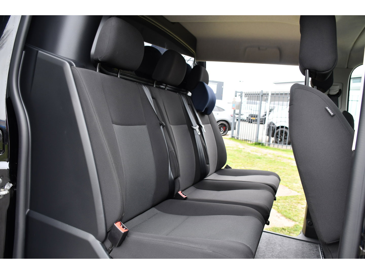 Opel Vivaro 2.0 CDTI L3H1 DC Black Edition Camera, Cruise, Carplay, Stoelverwarming, 2 x Schuifdeur, Sensoren, Clima, Trekhaak, multimedia, Uniek!