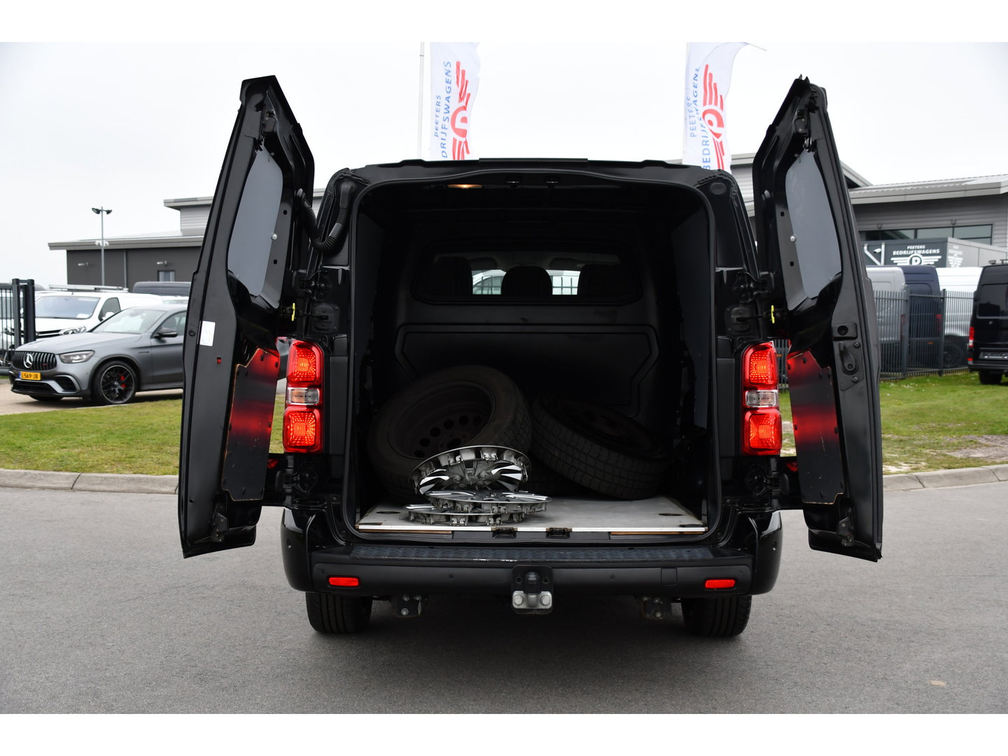 Opel Vivaro 2.0 CDTI L3H1 DC Black Edition Camera, Cruise, Carplay, Stoelverwarming, 2 x Schuifdeur, Sensoren, Clima, Trekhaak, multimedia, Uniek!