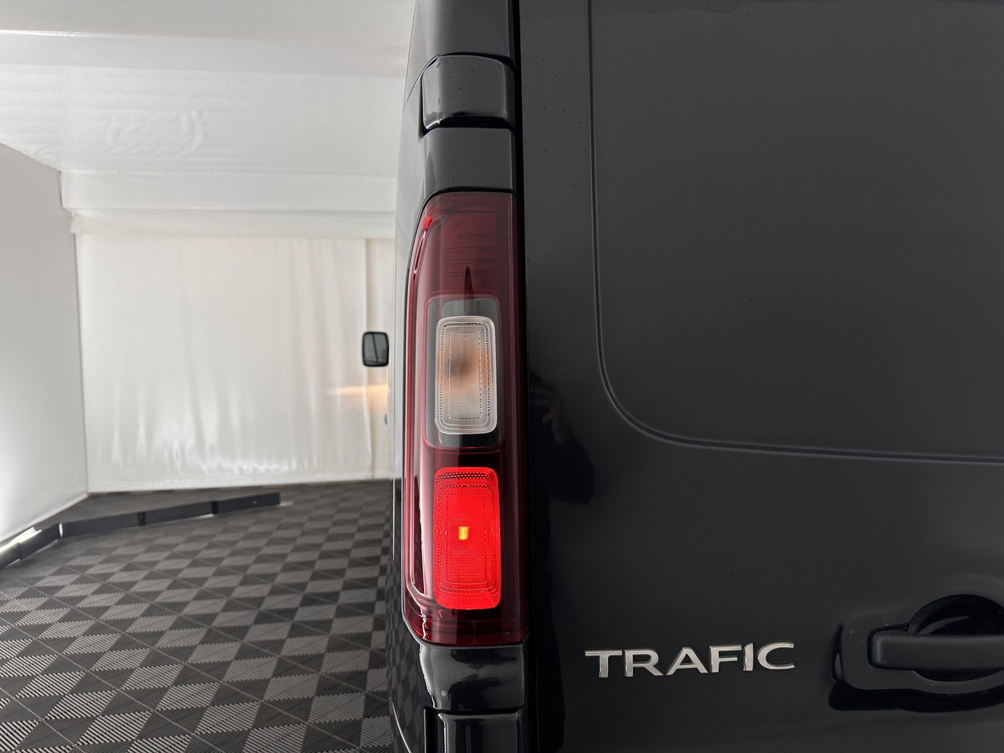 Renault Trafic 1.6 dCi T29 L2H1 DC Comfort Energy (6-Pers) *DOUBLE-CABIN | AIRCO | NAVI-FULLMAP | CRUISE | PDC | 2X-SLINDINGDOOR | COMFORTSEATS | PRIVACYGLASS | TOWBAR | DAB | 17''ALU *