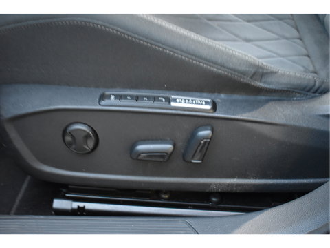 Volkswagen Golf 1.4 eHybrid Style, BOEKJES,NAP EN ONDERHOUDSHISTORIE