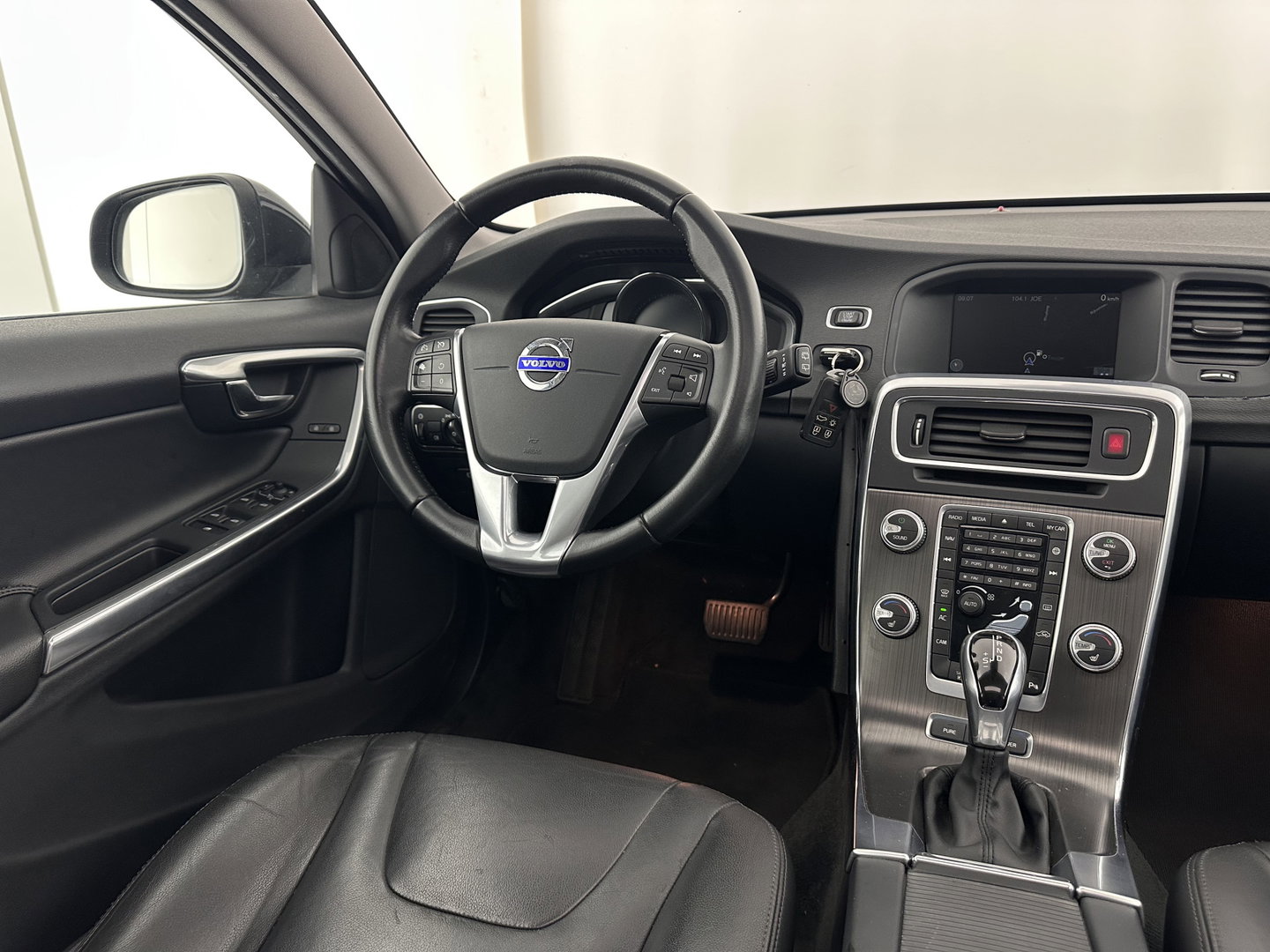Volvo V60 2.4 D6 Twin Engine Summum AWD (Plug-in) Aut. *PANO | LEATHER | XENON | MEMORY-PACK | NAVI-FULLMAP | HEATED-COMFORTSEATS | NAVI-FULLMAP | CAMERA | ECC | PDC | CRUISE | TOWBAR | 17''ALU*