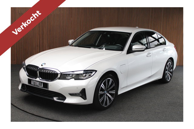 BMW 3 Serie - 320e Leer Navi Camera ACC PDC Virtual Climate C. (3-zone) Sportstoelen Metallic lak LM velgen BTW auto!