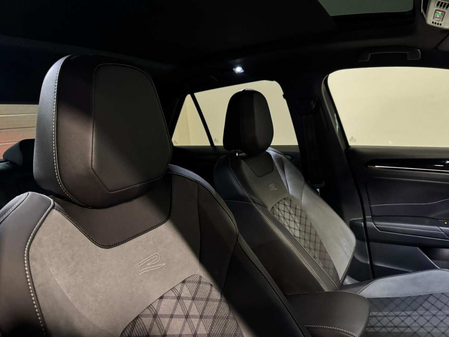 Volkswagen T-Roc 1.5 TSI R-Line PANO KEYLESS CAM