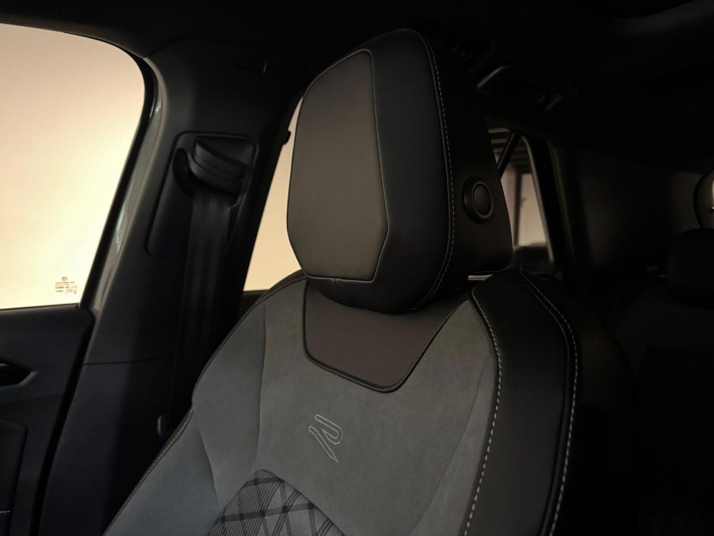 Volkswagen T-Roc 1.5 TSI R-Line PANO KEYLESS CAM