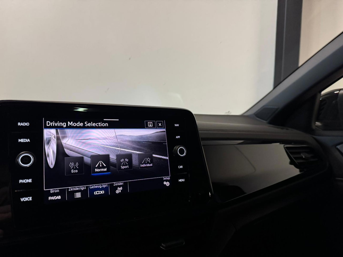 Volkswagen T-Roc 1.5 TSI R-Line PANO KEYLESS CAM