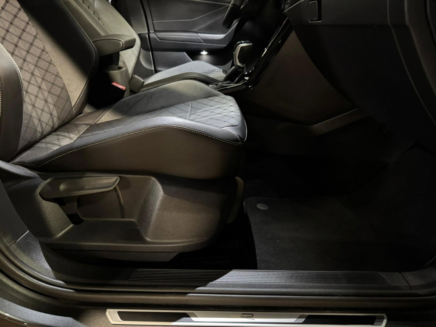 Volkswagen T-Roc 1.5 TSI R-Line PANO KEYLESS CAM