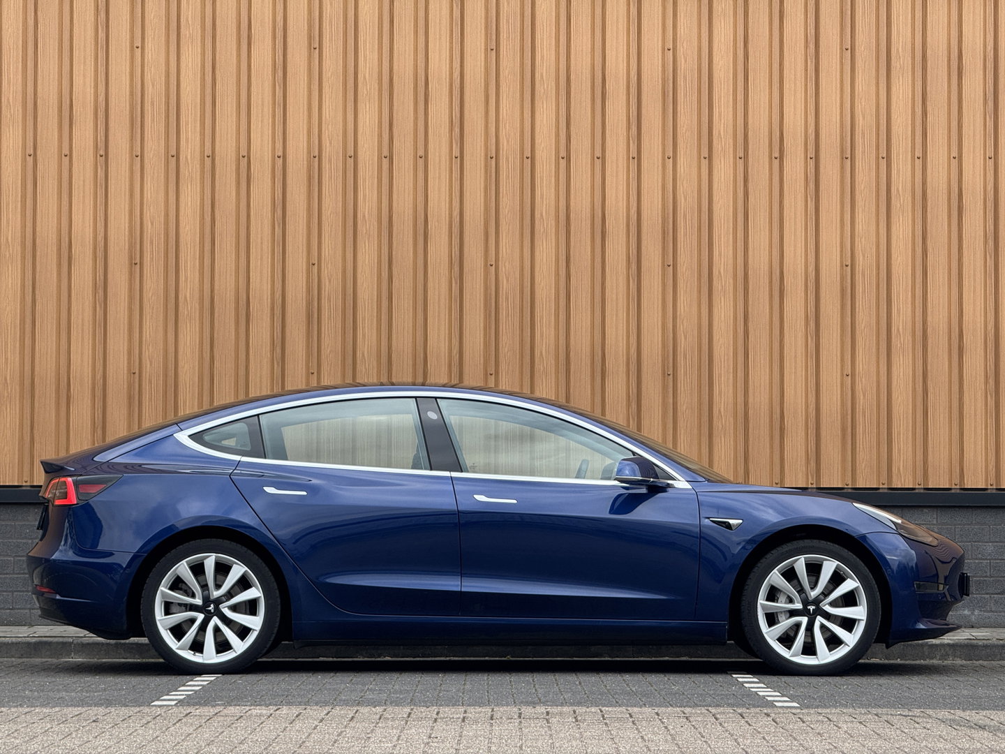 Tesla Model 3 Standard RWD Plus 60 kWh | 360° Camera | Panoramadak | Parkeersensoren | Keyless | Stoelverwarming | Elektrische Stoelen | LED
