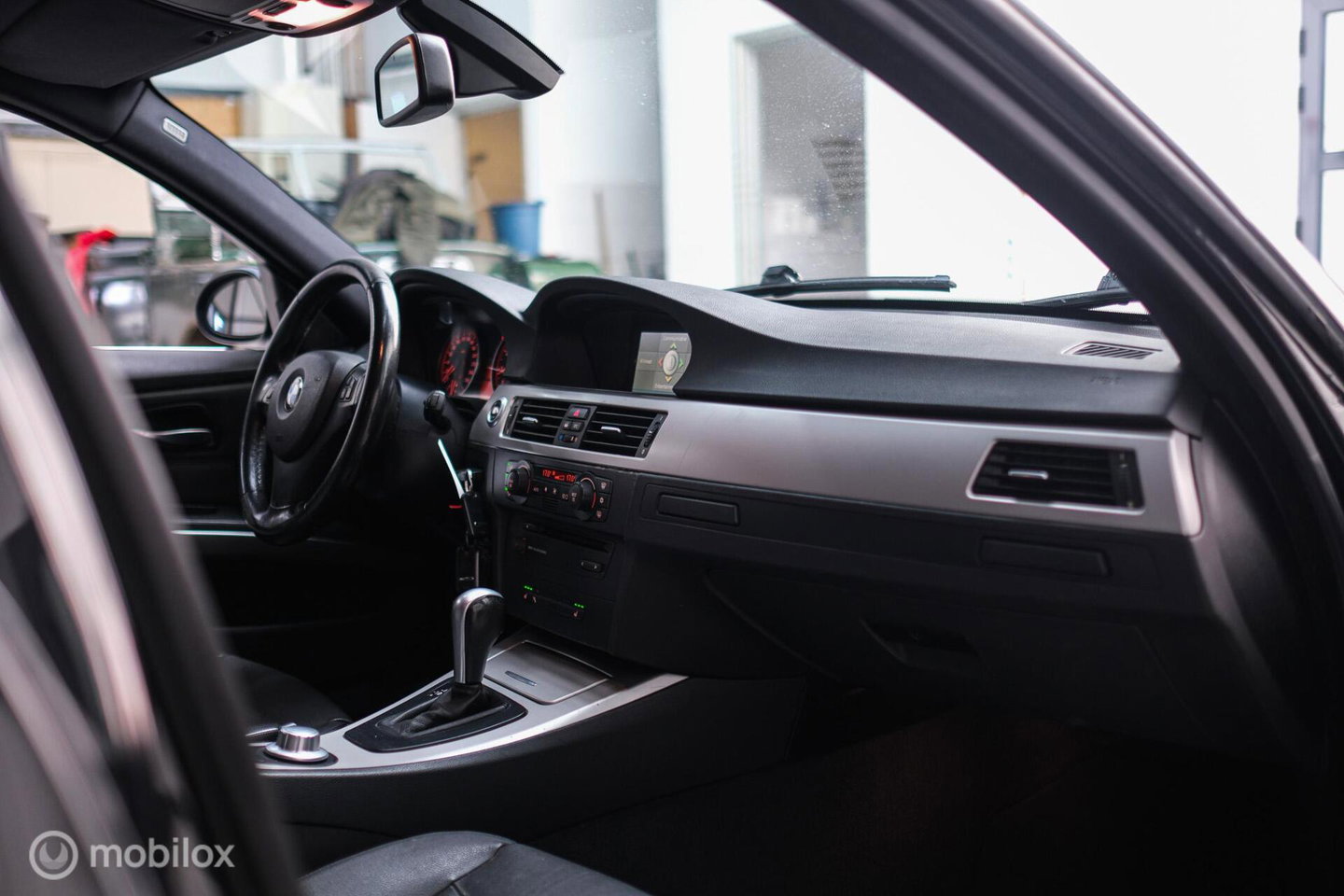 BMW 3-serie 330i Executive 258 pk | Xenon | Leder | Navigatie | Automaat | PDC | e90 | youngtimer |