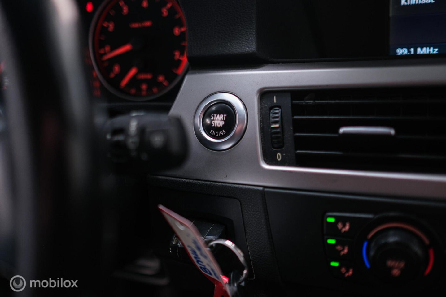 BMW 3-serie 330i Executive 258 pk | Xenon | Leder | Navigatie | Automaat | PDC | e90 | youngtimer |