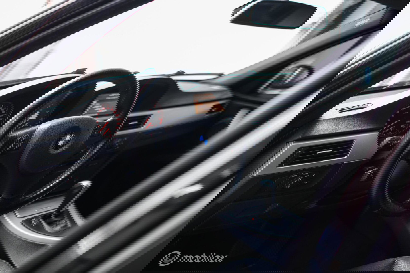 BMW 3-serie 330i Executive 258 pk | Xenon | Leder | Navigatie | Automaat | PDC | e90 | youngtimer |