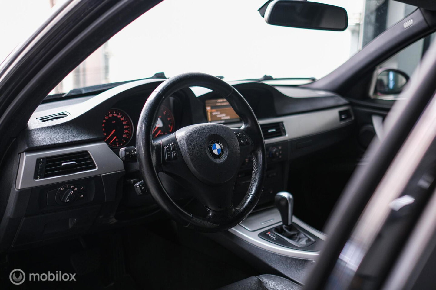 BMW 3-serie 330i Executive 258 pk | Xenon | Leder | Navigatie | Automaat | PDC | e90 | youngtimer |