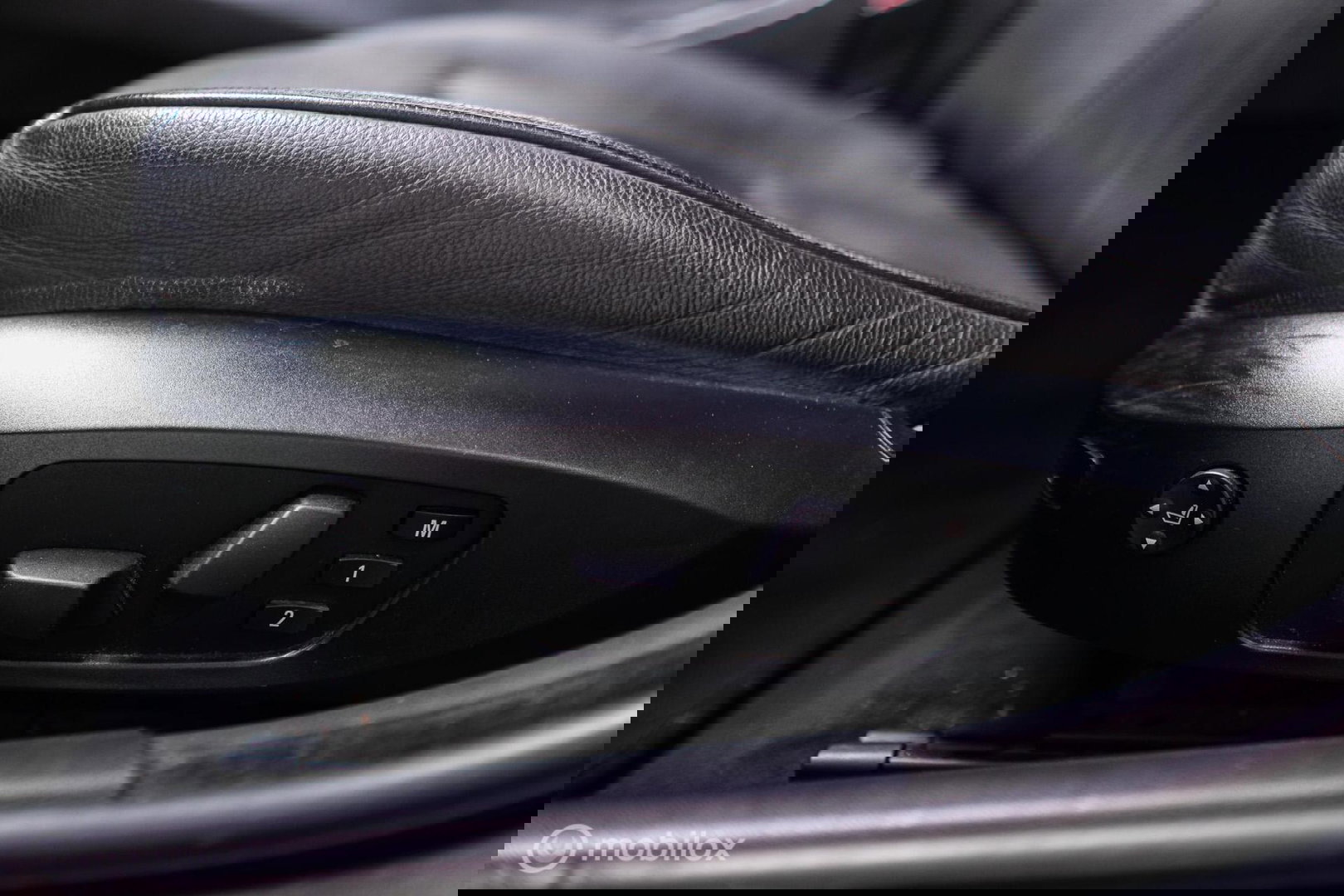 BMW 3-serie 330i Executive 258 pk | Xenon | Leder | Navigatie | Automaat | PDC | e90 | youngtimer |