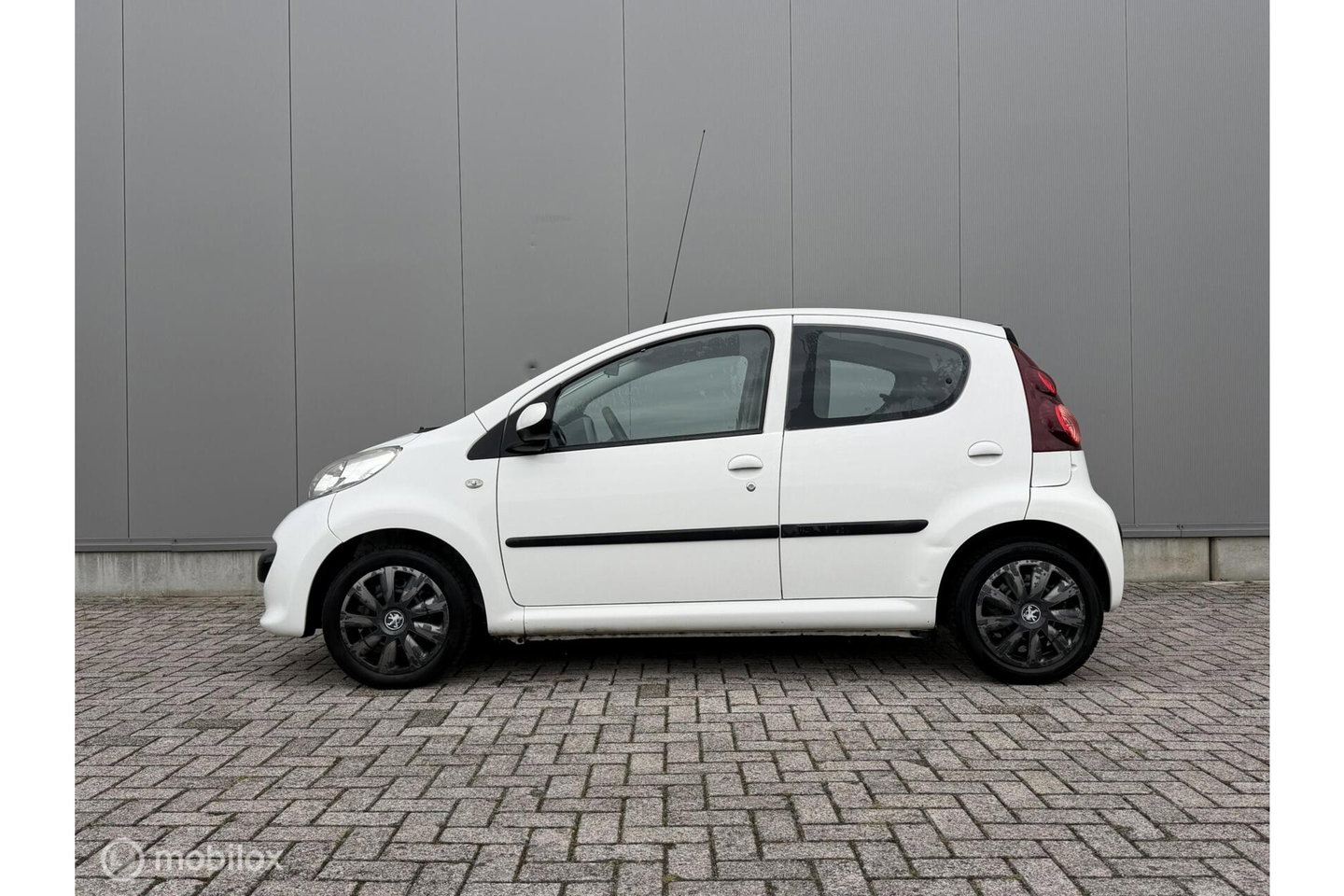 Peugeot 107 1.0-12V 5 deurs | nieuwe APK 2027 | Elek ramen | centrale vergrendeling | meeneemprijs |