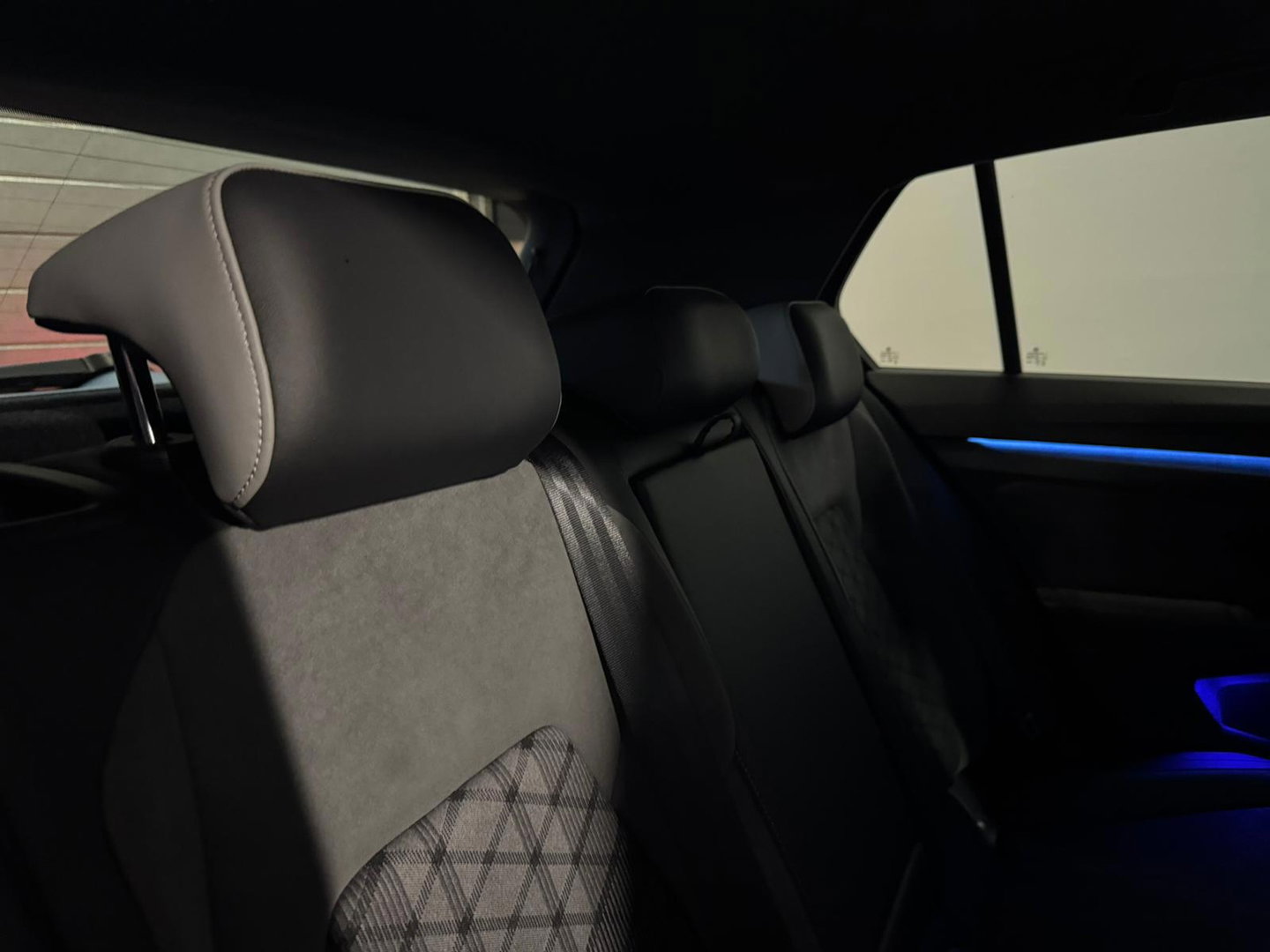 Volkswagen Golf 2.0 TSI R-Line Business PANO KEYLESS CAM