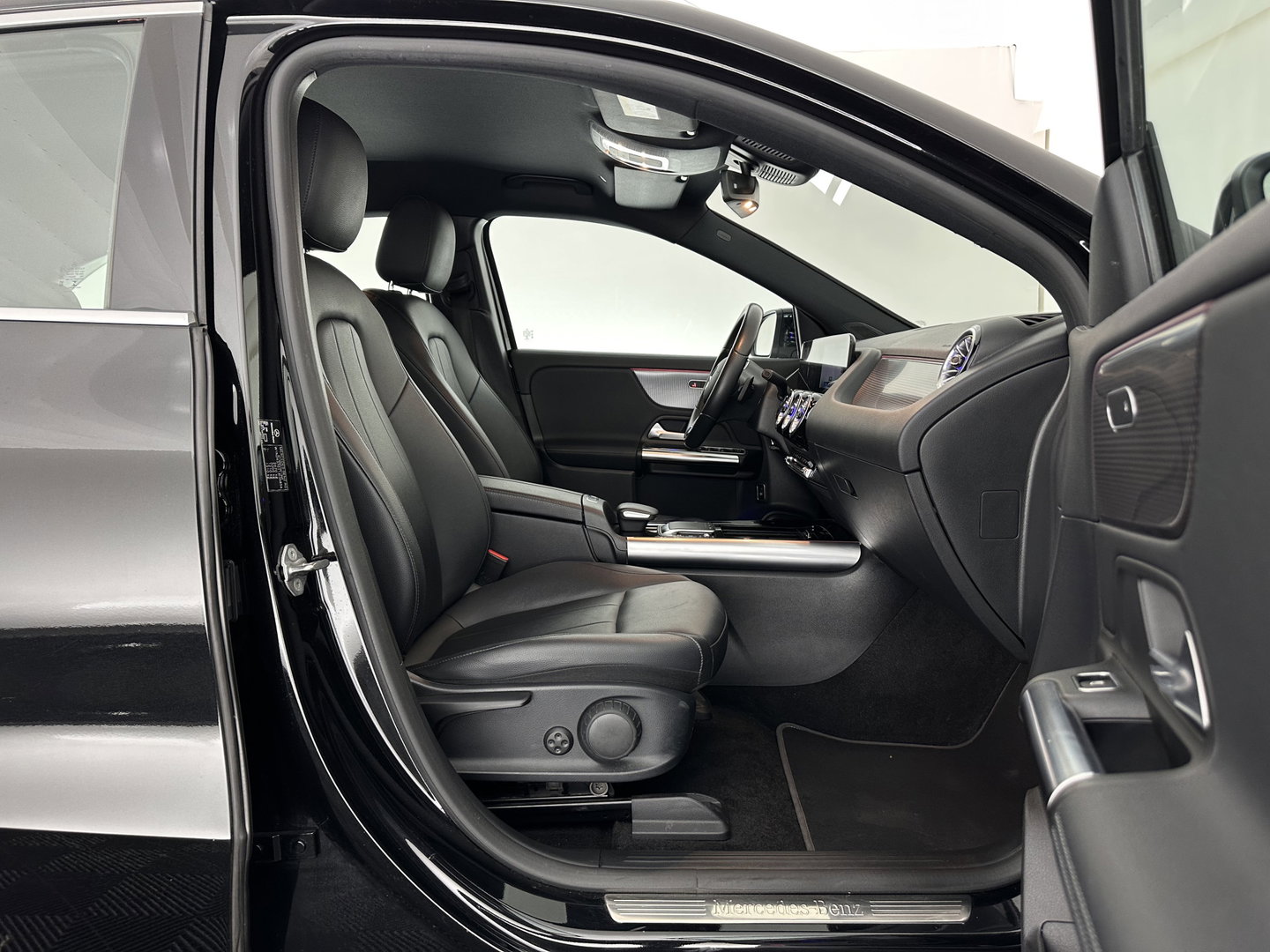 Mercedes-Benz EQA 250 Business Solution Luxury 67 kWh [ 3-Fase ] (INCL-BTW) *FULL-LEATHER | WIDE-SCREEN-DIGI-COCKPIT | FULL-LED | AMBIENT-LIGHT | CAMERA | NAVI-FULLMAP | DAB+ | COMFORT-SEATS | ECC | SHIFT-PADDLES | CRUISE | HEATED-SEATS | TOWBAR | 18''A