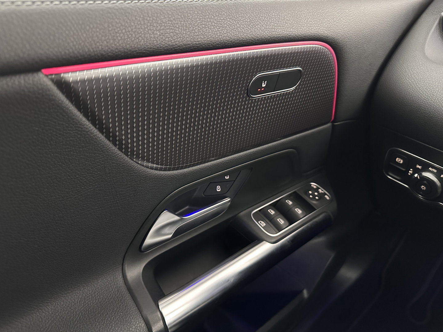 Mercedes-Benz EQA 250 Business Solution Luxury 67 kWh [ 3-Fase ] (INCL-BTW) *FULL-LEATHER | WIDE-SCREEN-DIGI-COCKPIT | FULL-LED | AMBIENT-LIGHT | CAMERA | NAVI-FULLMAP | DAB+ | COMFORT-SEATS | ECC | SHIFT-PADDLES | CRUISE | HEATED-SEATS | TOWBAR | 18''A