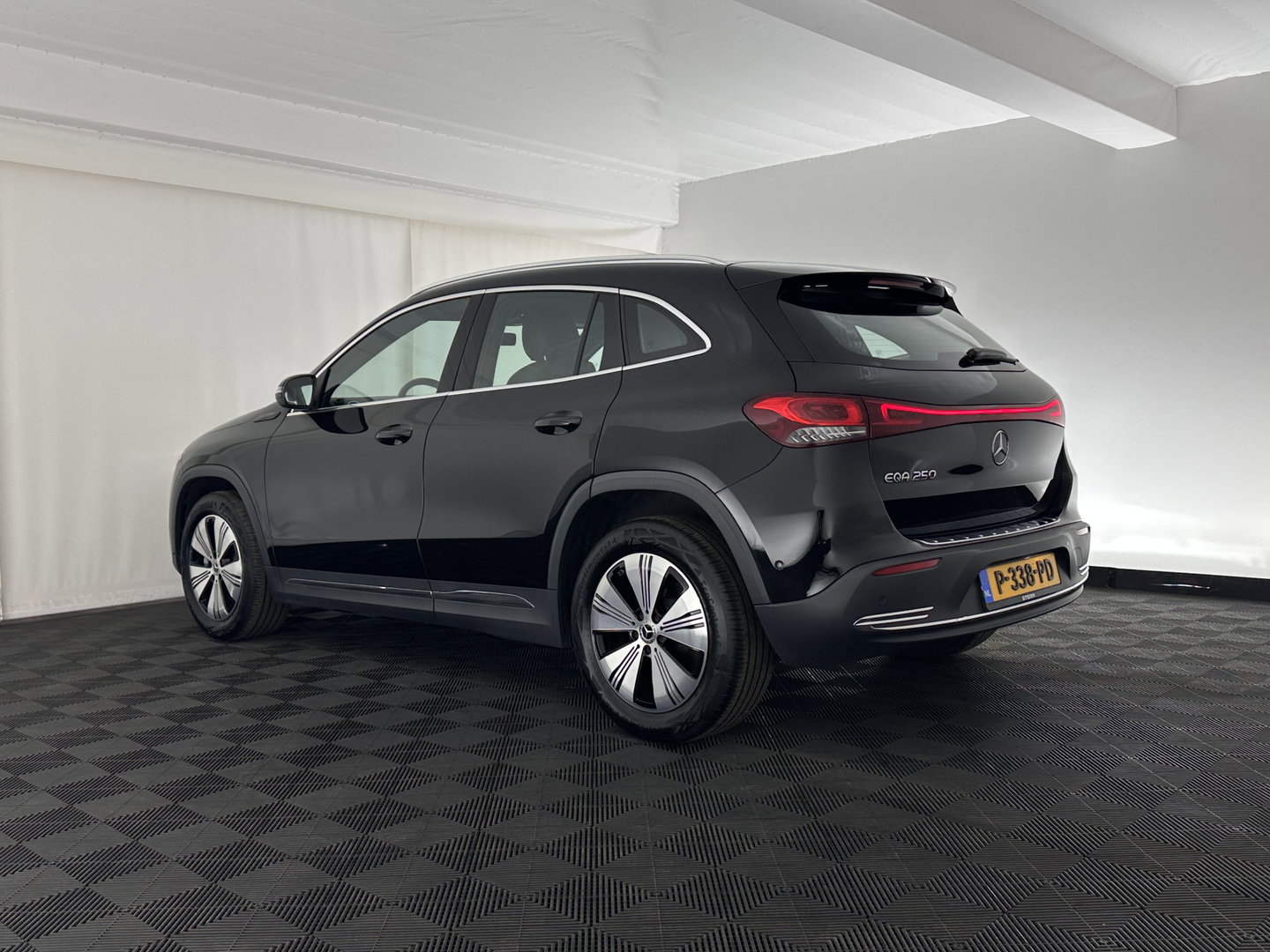 Mercedes-Benz EQA 250 Business Solution Luxury 67 kWh [ 3-Fase ] (INCL-BTW) *FULL-LEATHER | WIDE-SCREEN-DIGI-COCKPIT | FULL-LED | AMBIENT-LIGHT | CAMERA | NAVI-FULLMAP | DAB+ | COMFORT-SEATS | ECC | SHIFT-PADDLES | CRUISE | HEATED-SEATS | TOWBAR | 18''A