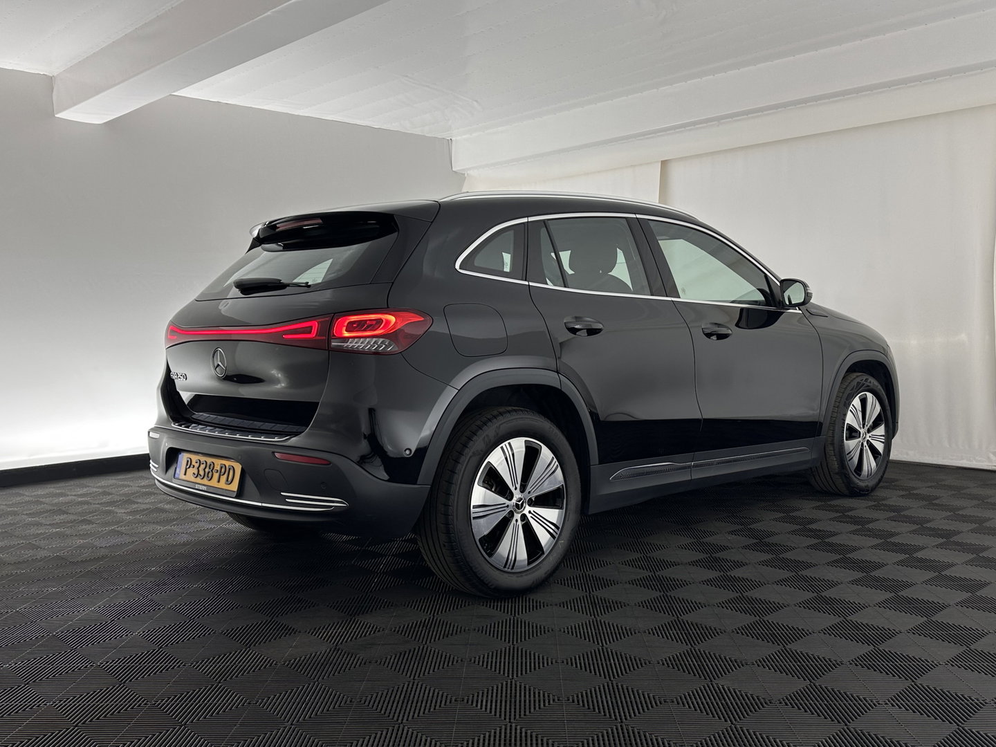 Mercedes-Benz EQA 250 Business Solution Luxury 67 kWh [ 3-Fase ] (INCL-BTW) *FULL-LEATHER | WIDE-SCREEN-DIGI-COCKPIT | FULL-LED | AMBIENT-LIGHT | CAMERA | NAVI-FULLMAP | DAB+ | COMFORT-SEATS | ECC | SHIFT-PADDLES | CRUISE | HEATED-SEATS | TOWBAR | 18''A