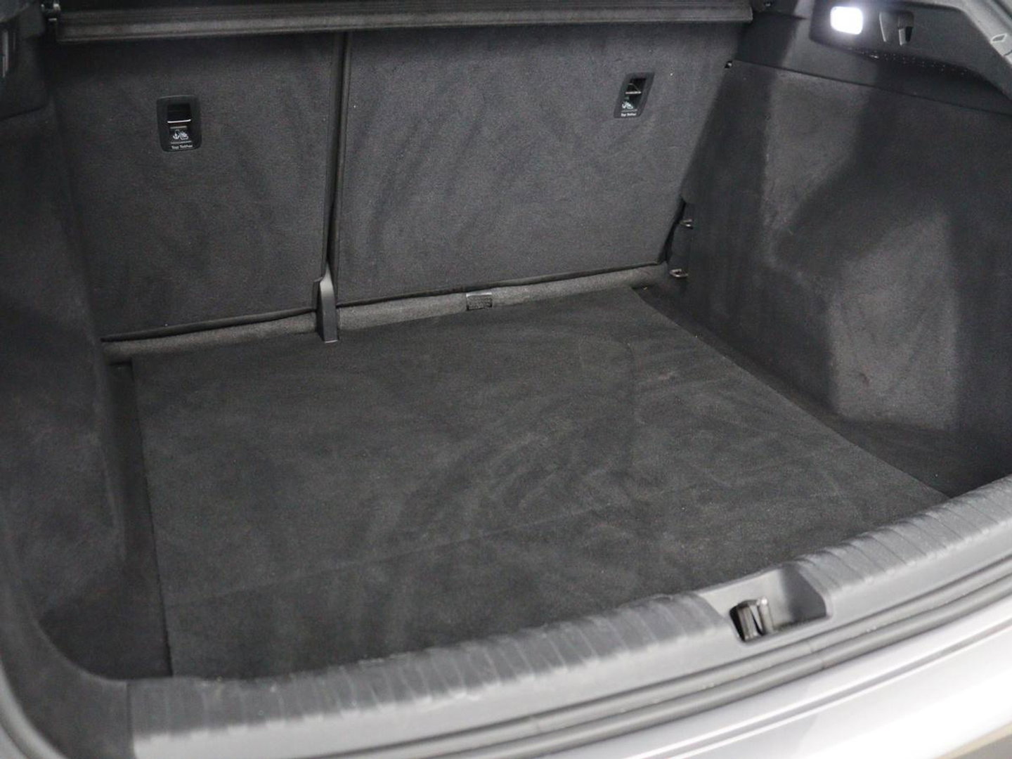 Audi Q4 e-tron 35 Launch edition 55 kWh | Warmtepomp | Stoelverwarming | Carplay | Full LED | 19'' | Navigatie | Parkeerhulp | DAB | Climate control | Cruise control | Bluetooth