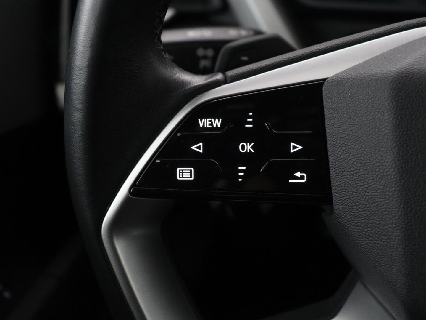 Audi Q4 e-tron 35 Launch edition 55 kWh | Warmtepomp | Stoelverwarming | Carplay | Full LED | 19'' | Navigatie | Parkeerhulp | DAB | Climate control | Cruise control | Bluetooth