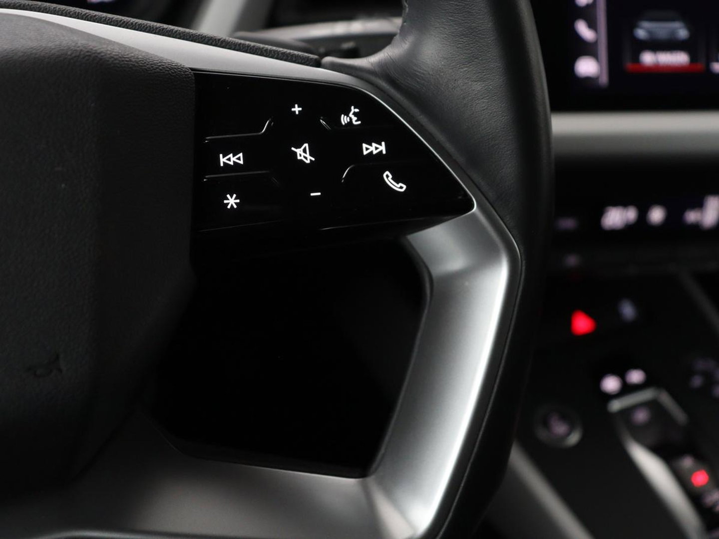 Audi Q4 e-tron 35 Launch edition 55 kWh | Warmtepomp | Stoelverwarming | Carplay | Full LED | 19'' | Navigatie | Parkeerhulp | DAB | Climate control | Cruise control | Bluetooth