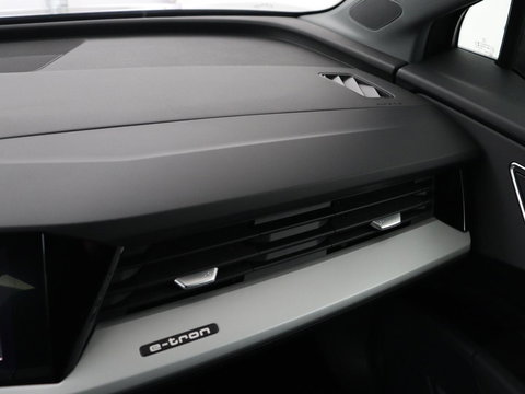 Audi Q4 e-tron 35 Launch edition 55 kWh | Warmtepomp | Stoelverwarming | Carplay | Full LED | 19'' | Navigatie | Parkeerhulp | DAB | Climate control | Cruise control | Bluetooth
