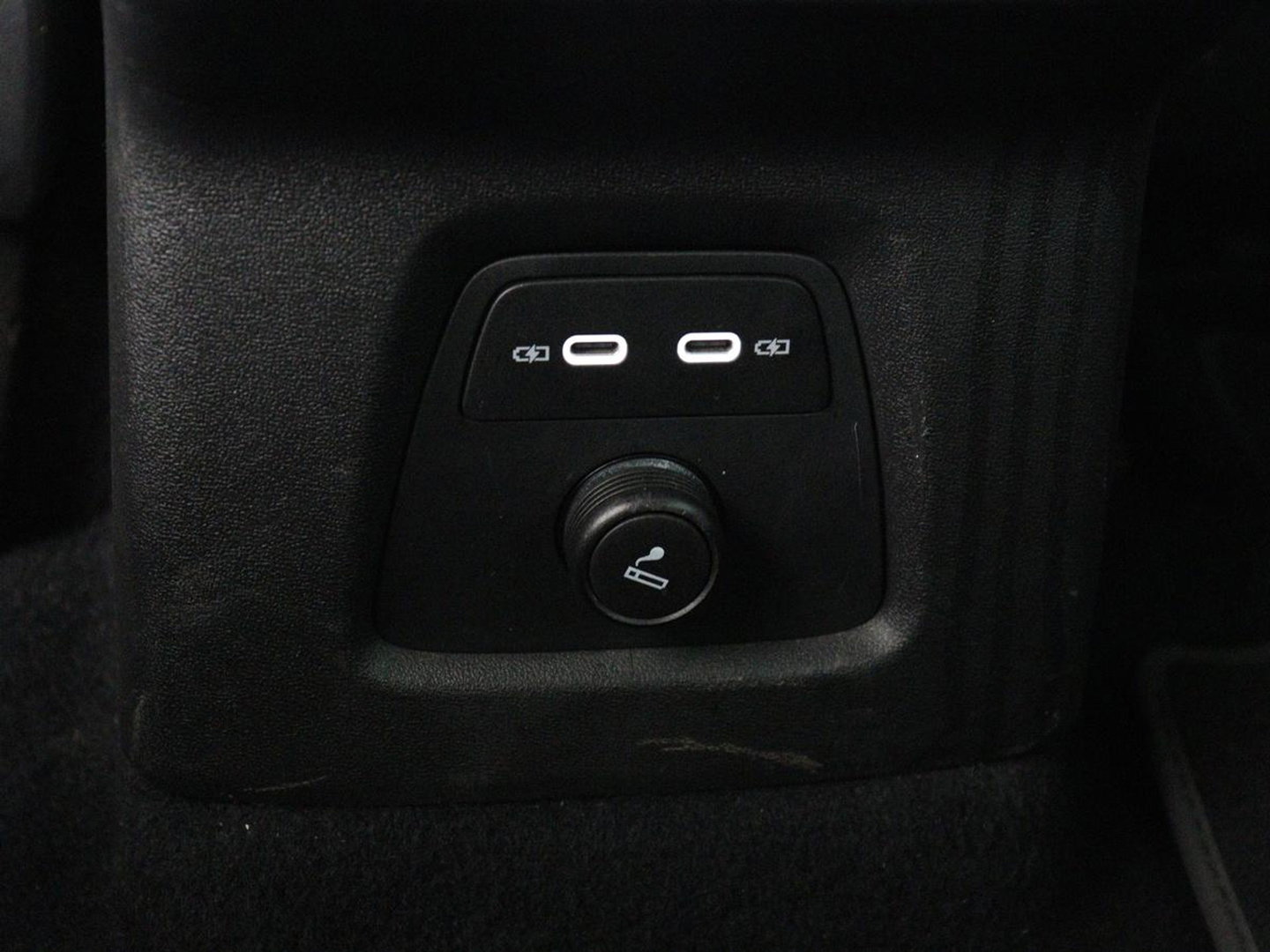 Audi Q4 e-tron 35 Launch edition 55 kWh | Warmtepomp | Stoelverwarming | Carplay | Full LED | 19'' | Navigatie | Parkeerhulp | DAB | Climate control | Cruise control | Bluetooth