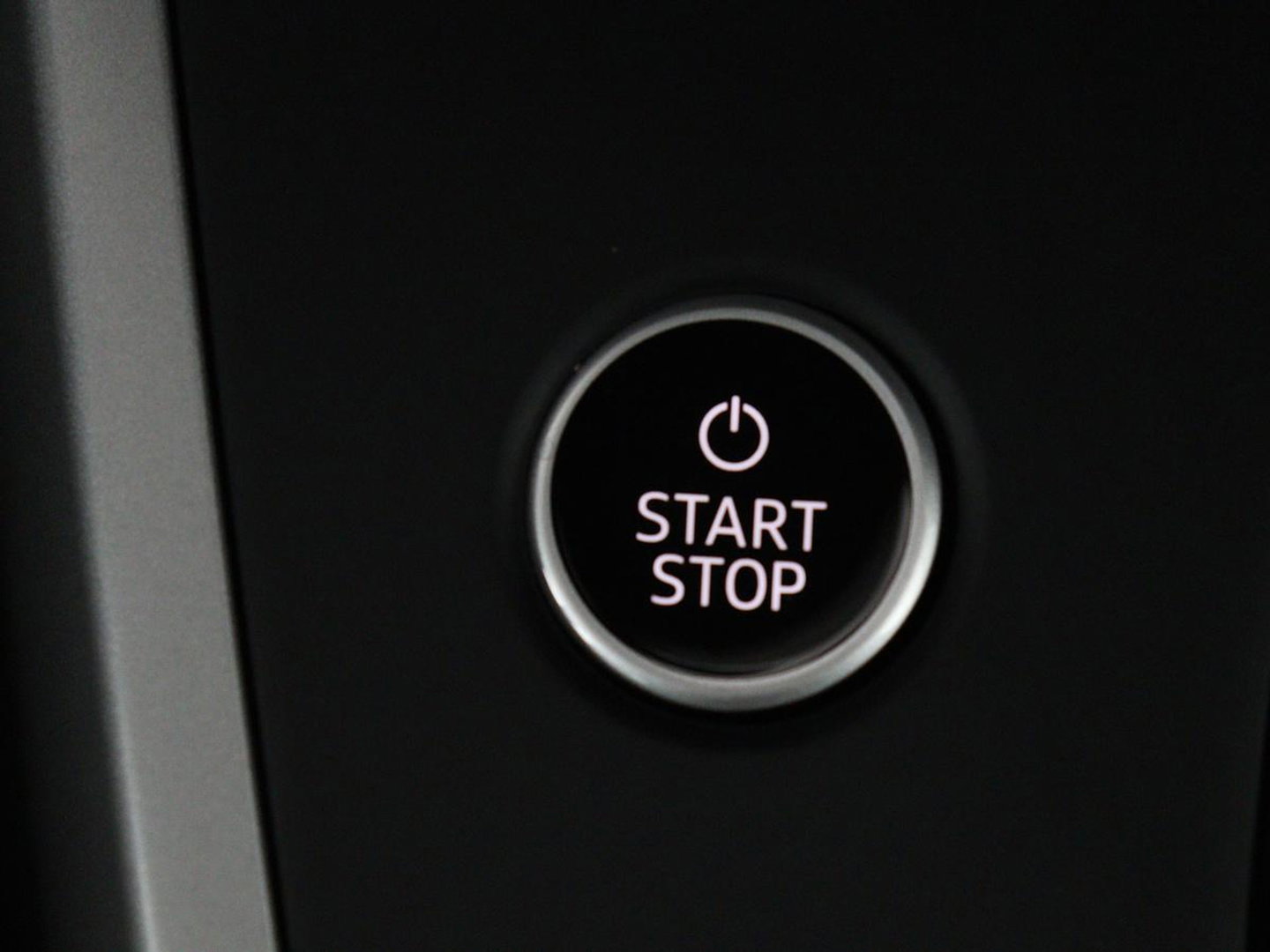 Audi Q4 e-tron 35 Launch edition 55 kWh | Warmtepomp | Stoelverwarming | Carplay | Full LED | 19'' | Navigatie | Parkeerhulp | DAB | Climate control | Cruise control | Bluetooth