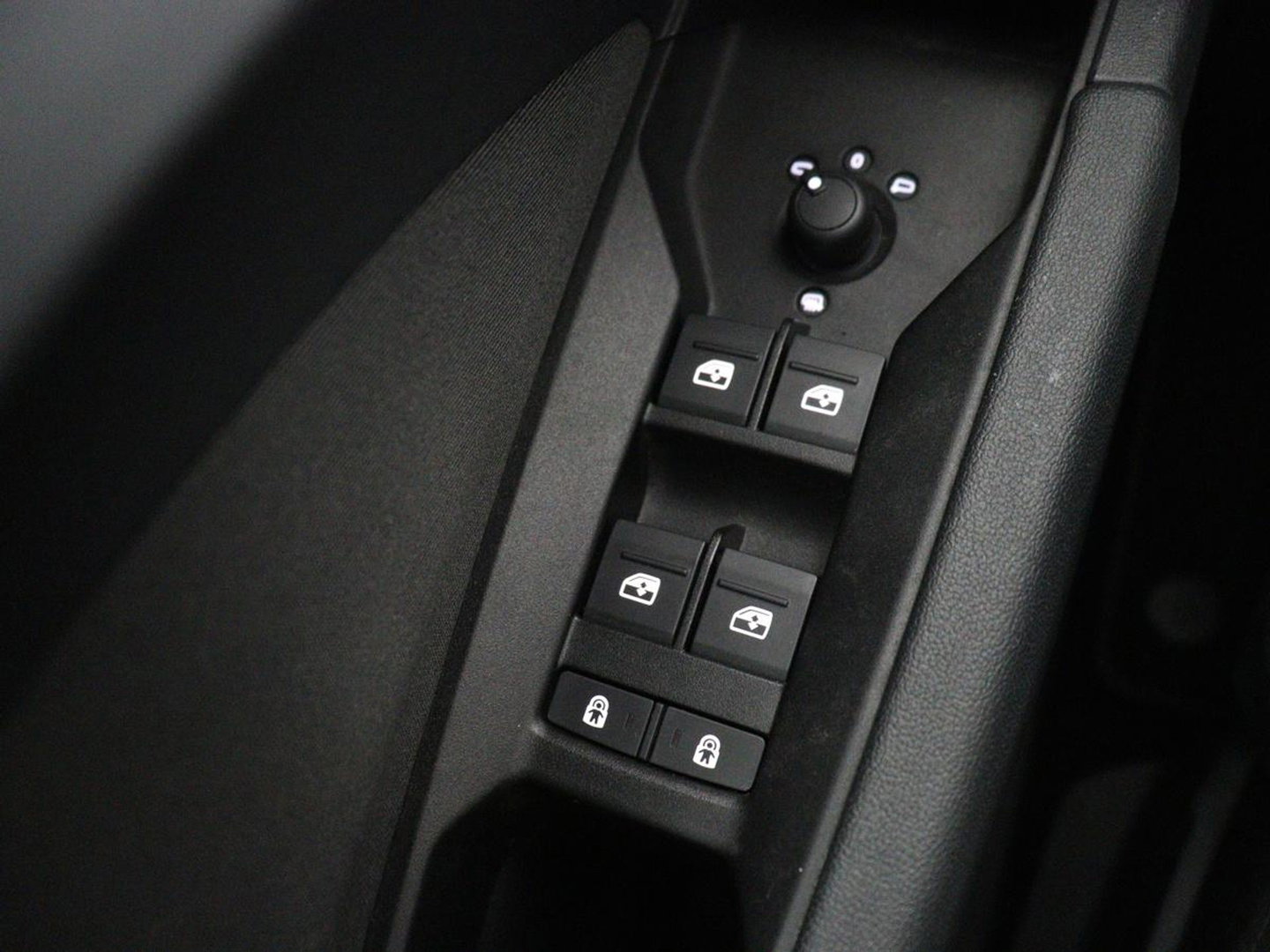 Audi Q4 e-tron 35 Launch edition 55 kWh | Warmtepomp | Stoelverwarming | Carplay | Full LED | 19'' | Navigatie | Parkeerhulp | DAB | Climate control | Cruise control | Bluetooth