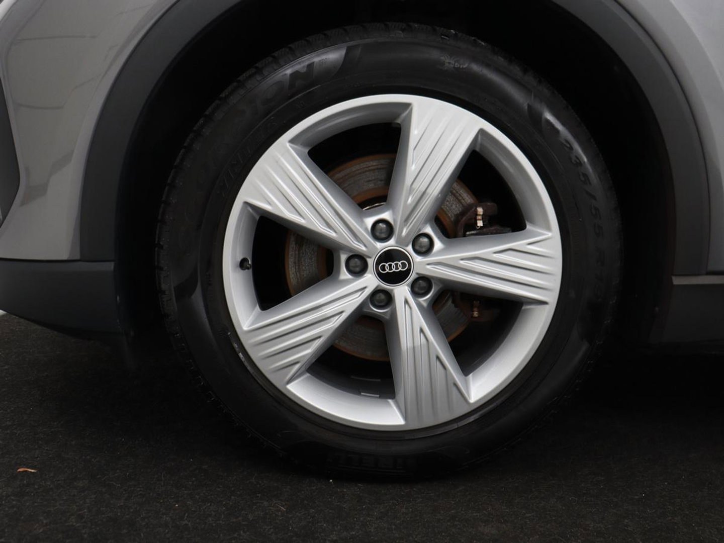 Audi Q4 e-tron 35 Launch edition 55 kWh | Warmtepomp | Stoelverwarming | Carplay | Full LED | 19'' | Navigatie | Parkeerhulp | DAB | Climate control | Cruise control | Bluetooth