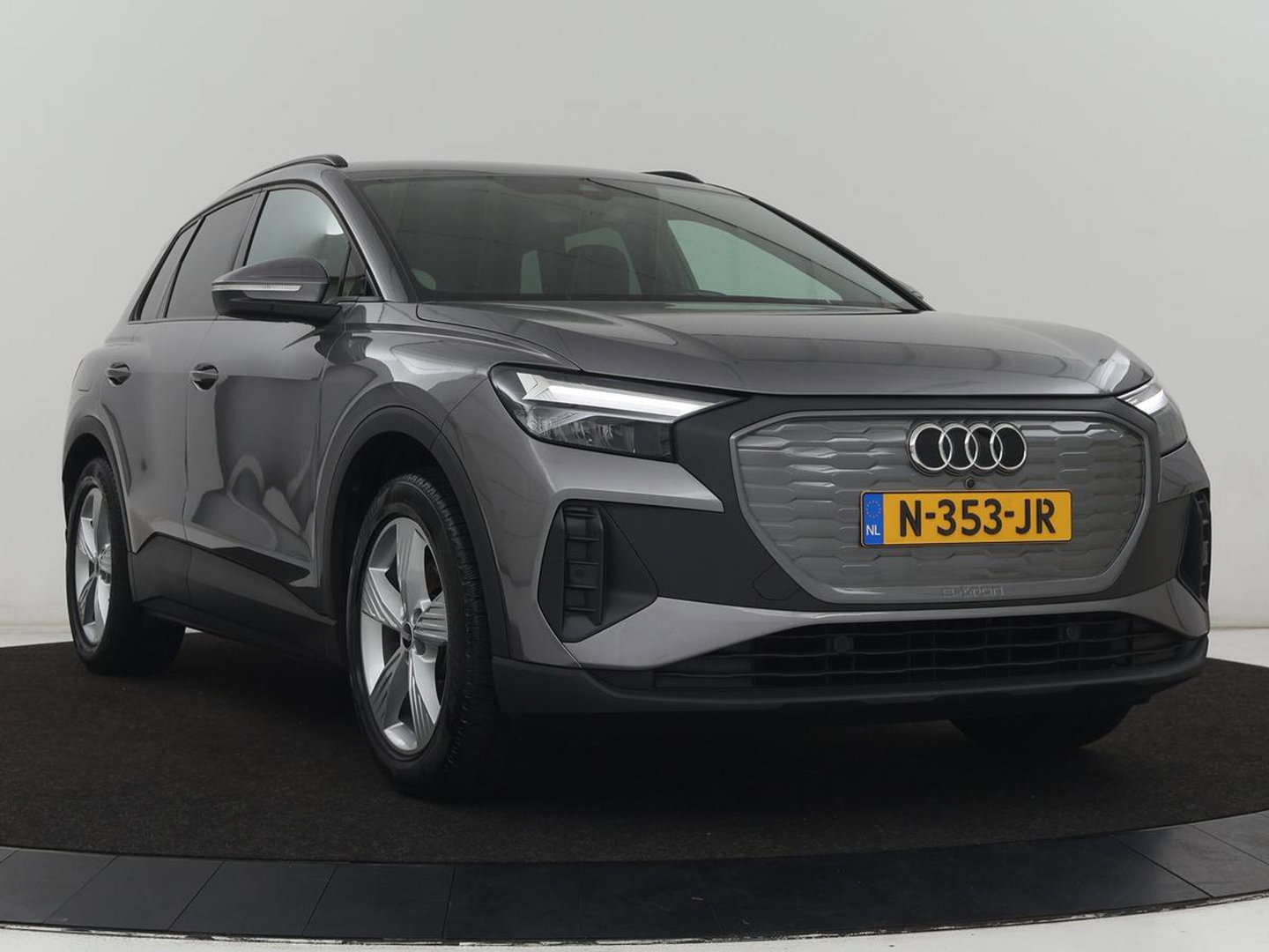 Audi Q4 e-tron 35 Launch edition 55 kWh | Warmtepomp | Stoelverwarming | Carplay | Full LED | 19'' | Navigatie | Parkeerhulp | DAB | Climate control | Cruise control | Bluetooth